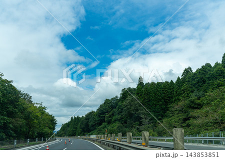 山々と緑に囲まれた高速道路のドライブ風景 山々と緑に囲まれた高速道路のドライブ風景 143853851