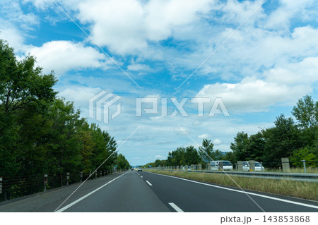 山々と緑に囲まれた高速道路のドライブ風景 143853868