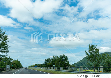 山々と緑に囲まれた高速道路のドライブ風景 山々と緑に囲まれた高速道路のドライブ風景 143853869