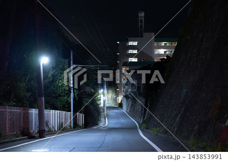 静けさと緊張感が漂う夜の道路の背景素材 143853991