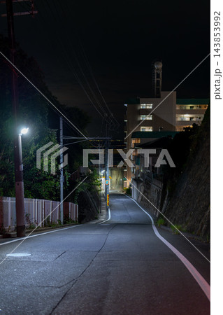 静けさと緊張感が漂う夜の道路の背景素材 静けさと緊張感が漂う夜の道路の背景素材 143853992