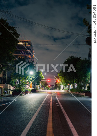 静けさと緊張感が漂う夜の道路の背景素材 静けさと緊張感が漂う夜の道路の背景素材 143854001