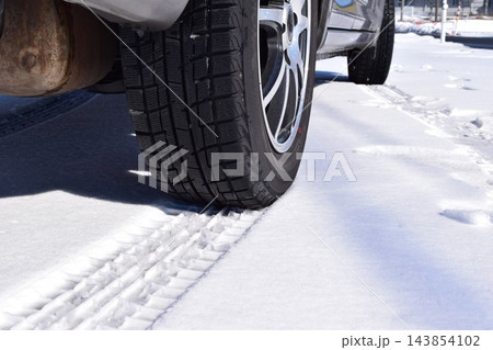 雪道のスタッドレスタイヤ 143854102