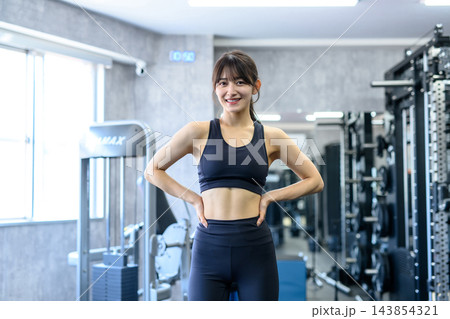 鍛えた体に自信がある筋トレ女子 仕事帰りにジムに通う若い女性 ノーマルカラー 鍛えた体に自信がある筋トレ女子 仕事帰りにジムに通う若い女性 ノーマルカラー 143854321
