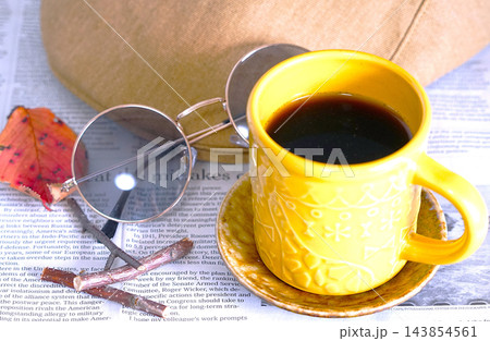 季節を感じる一杯のコーヒーとグラサン、ハンチング帽 143854561