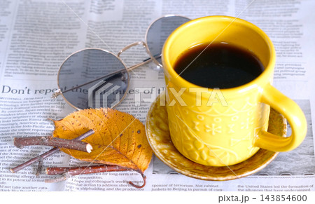 季節を感じる一杯のコーヒーとグラサンonニュースペーパー 143854600