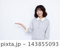 紹介をしている女性 143855093