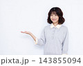 紹介をしている女性 143855094