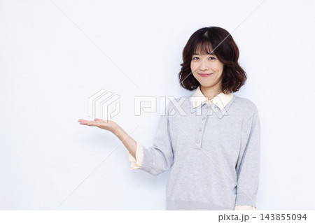 紹介をしている女性 143855094