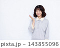 紹介をしている女性 143855096