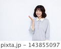 紹介をしている女性 143855097