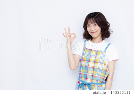 OKサインをしている主婦 143855111
