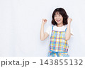 ガッツポーズをしている主婦 143855132