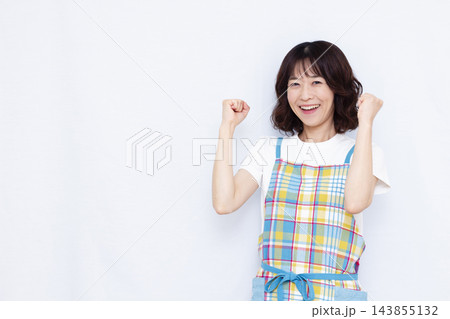 ガッツポーズをしている主婦 ガッツポーズをしている主婦 143855132