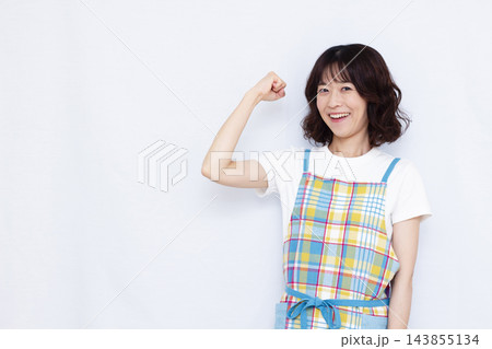 ガッツポーズをしている主婦 143855134