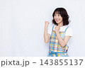 ガッツポーズをしている主婦 143855137