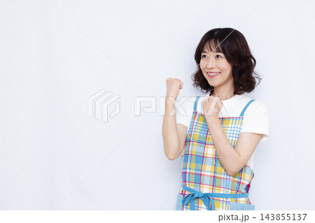 ガッツポーズをしている主婦 ガッツポーズをしている主婦 143855137