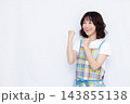 ガッツポーズをしている主婦 143855138