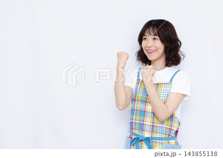 ガッツポーズをしている主婦 ガッツポーズをしている主婦 143855138