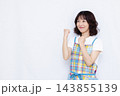 ガッツポーズをしている主婦 143855139