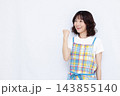 ガッツポーズをしている主婦 143855140