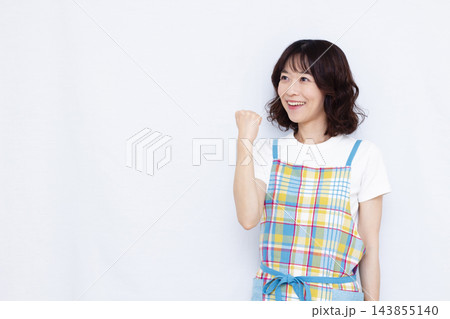 ガッツポーズをしている主婦 143855140