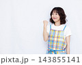 ガッツポーズをしている主婦 143855141