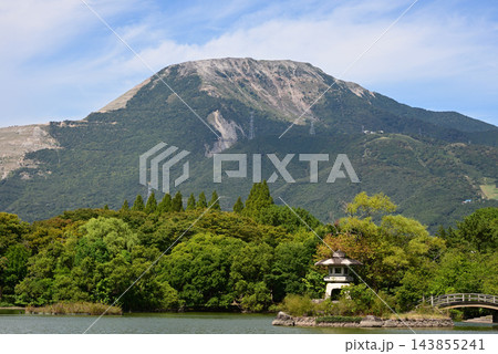 三島池から望む夏の伊吹山と青空3 三島池から望む夏の伊吹山と青空3 143855241