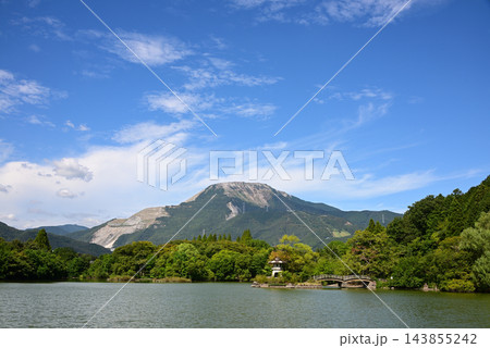 三島池から望む夏の伊吹山と青空4 143855242