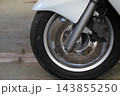 バイクのフロントタイヤ 143855250