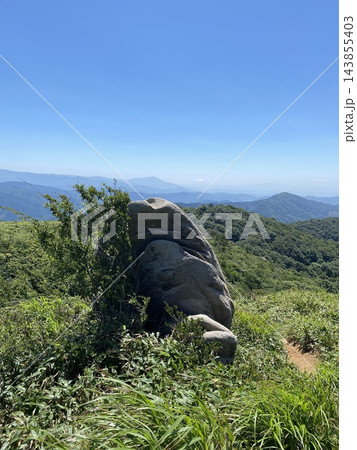 福井県インディアン平原にそびえる巨岩と緑豊かな山々の夏景色 福井県インディアン平原にそびえる巨岩と緑豊かな山々の夏景色 143855403
