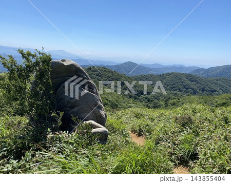 インディアン平原の巨岩と幾重にも連なる山々を望む夏の自然風景 143855404