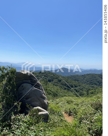 夏の青空と緑の山々に囲まれたインディアン平原の奇岩 夏の青空と緑の山々に囲まれたインディアン平原の奇岩 143855406