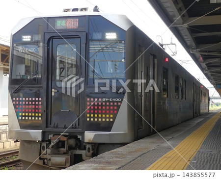 羽越本線新発田駅ホームに停車するGV-E400系電気式気動車(トップナンバー) 羽越本線新発田駅ホームに停車するGV-E400系電気式気動車(トップナンバー) 143855577