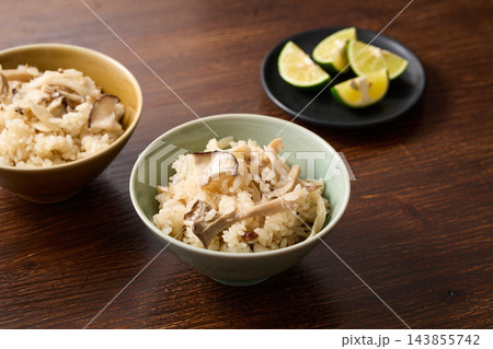 茶碗に盛り付けたきのこご飯 茶碗に盛り付けたきのこご飯 143855742