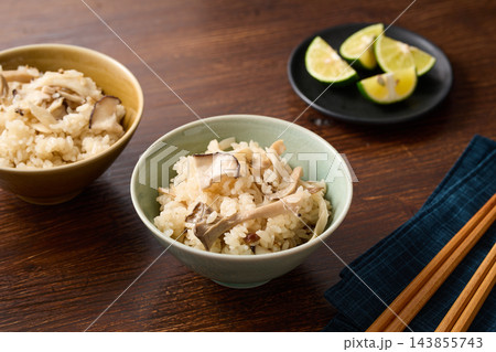 茶碗に盛り付けたきのこご飯 茶碗に盛り付けたきのこご飯 143855743