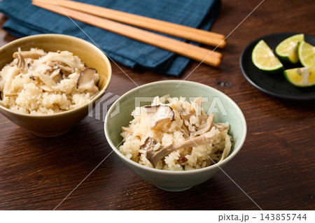 茶碗に盛り付けたきのこご飯 茶碗に盛り付けたきのこご飯 143855744