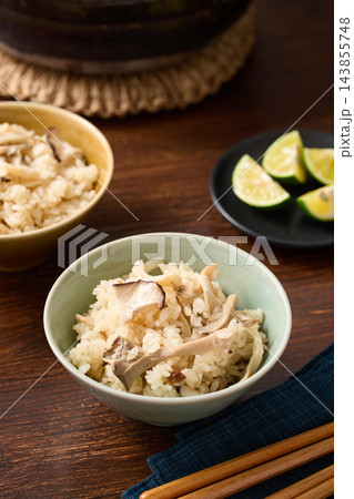 茶碗に盛り付けたきのこご飯 143855748