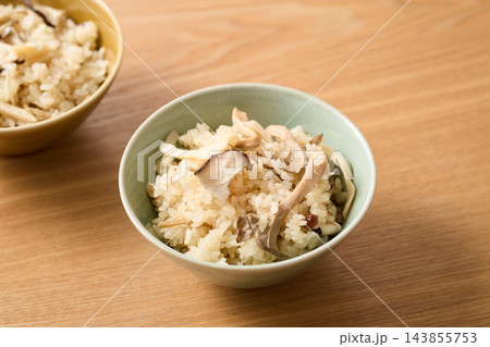 茶碗に盛り付けたきのこご飯 茶碗に盛り付けたきのこご飯 143855753