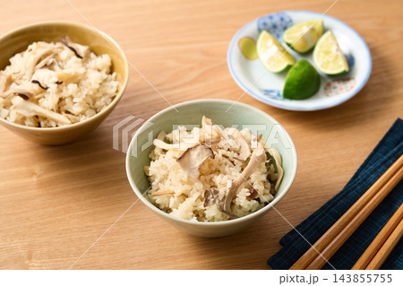茶碗に盛り付けたきのこご飯 143855755