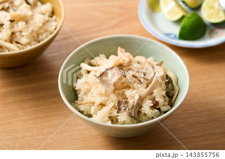 茶碗に盛り付けたきのこご飯 茶碗に盛り付けたきのこご飯 143855756