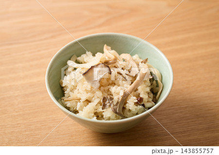 茶碗に盛り付けたきのこご飯 茶碗に盛り付けたきのこご飯 143855757