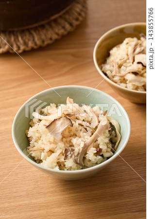 茶碗に盛り付けたきのこご飯 143855766