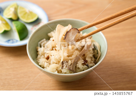 茶碗に盛り付けたきのこご飯 茶碗に盛り付けたきのこご飯 143855767