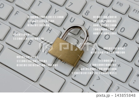 キーボードの上に置かれた南京錠とバイナリーコード―暗号化とサイバーセキュリティイメージ キーボードの上に置かれた南京錠とバイナリーコード―暗号化とサイバーセキュリティイメージ 143855848