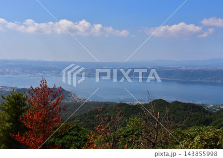 桜島フェリーが横断する錦江湾の景色（鹿児島県鹿児島市） 143855998
