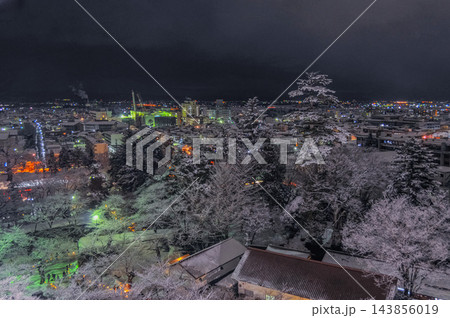 2月中旬の鶴ヶ城天守閣から雪化粧した雪景色の会津若松市街のしっとりとした夜景を捉えた荘厳な冬風景 2月中旬の鶴ヶ城天守閣から雪化粧した雪景色の会津若松市街のしっとりとした夜景を捉えた荘厳な冬風景 143856019