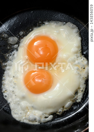 目玉焼き　キッチン　フライパン 143856059