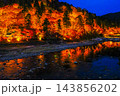 ライトアップされた紅葉とリフレクション 143856202