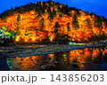 ライトアップされた紅葉の山 143856203